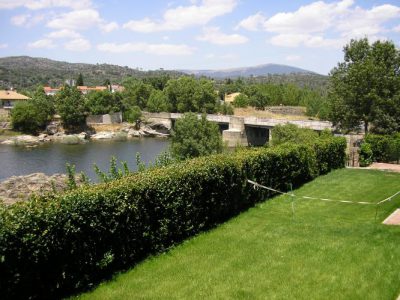 Finca de 1600 m2 con piscina en recinto vallado, barbacoa, zona de césped, aparcamiento....