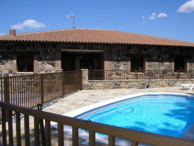 Finca de 1600 m2 con piscina en recinto vallado, barbacoa, zona de césped, aparcamiento....