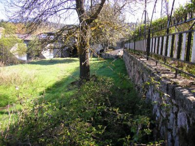 Finca de 1600 m2 con piscina en recinto vallado, barbacoa, zona de césped, aparcamiento....