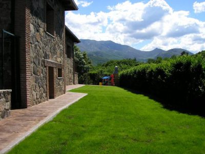 Finca de 1600 m2 con piscina en recinto vallado, barbacoa, zona de césped, aparcamiento....