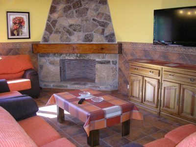 Gran salón de 80 m2 con chimenea y expectaculares vistas a la Sierra y al río Aberche